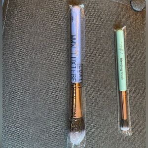 5/$15 Two brand new makeup brushes